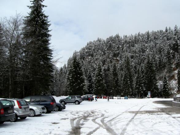 Großer Parkplatz bei den Christlum Liften am Beginn der Loipe. 