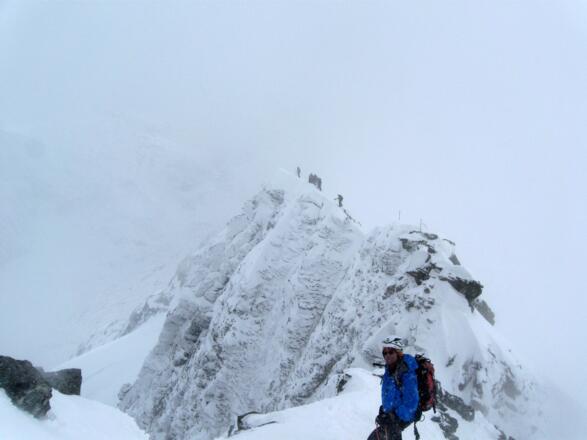 Unterwegs am luftigen Grat. Schön zu sehen sind die fixen Eisenstangen zur Sicherung.