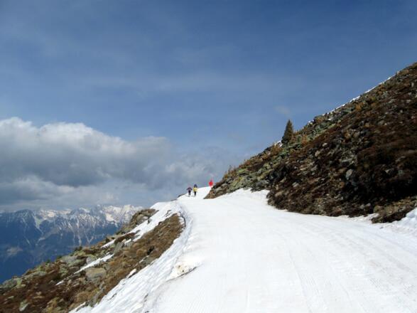 Angenehmer Aufstieg auf dem Ziehweg Richtung talauswärts.