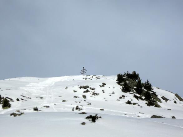 Der Gipfel rückt näher. Man geht aber nicht die direkte Variante aufwärts sondern in einem Rechtsbogen um die Felsen herum und erreicht von Westen den Gipfel.