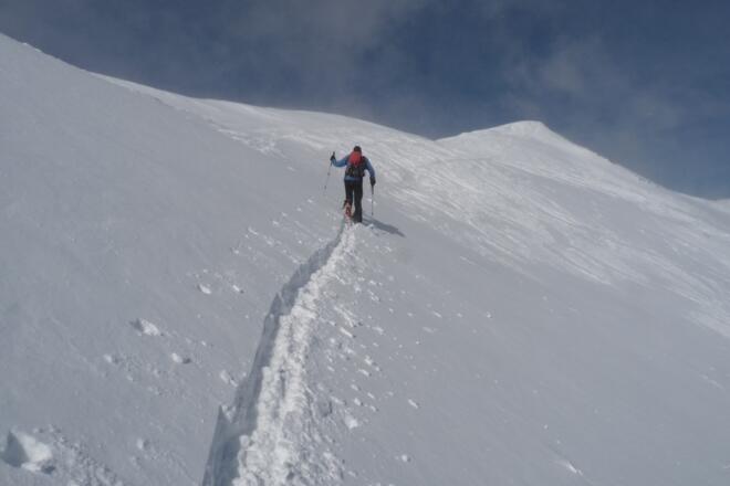 Unterhalb eines breiten Rückens geht es direkt zum Gipfel.