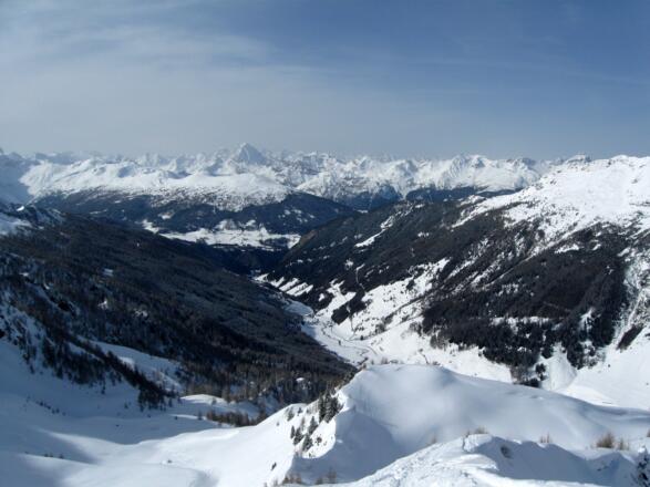 Blick über das gesamte Schmirntal und das Panorama der Stubaier Alpen mit dem markanten Habicht in der Bildmitte.