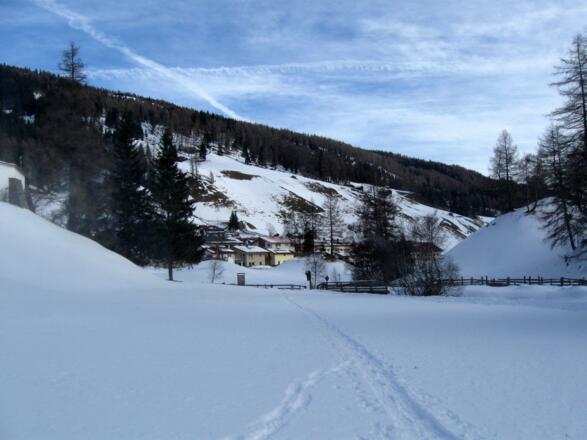 Blick zurück Richtung Dorf und zum Ausgangspunkt.