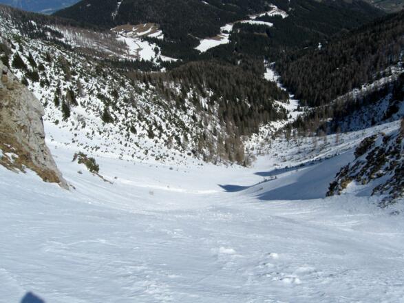 Einfahrt in die steile Aufstiegsrinne (im Abfahrtssinne) links.