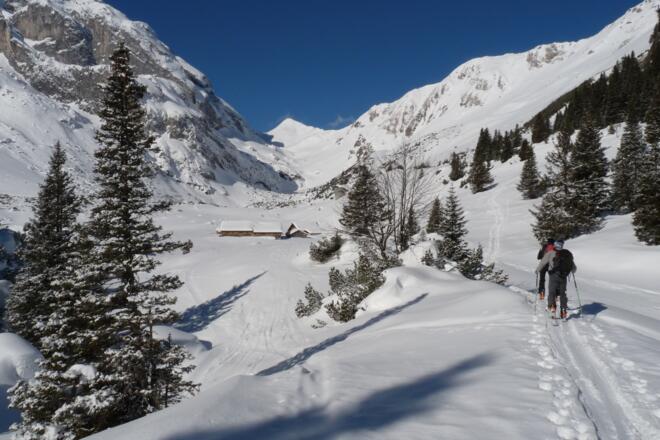 Von der Lindauer Hütte anfangs flach in westlicher Richtung zur Ob. Sporaalpe, an dieser vorbei und weiter in Richtung Öfakopf.