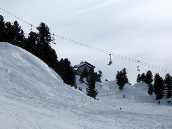 Im oberen Bereich am Hochplateau, wo auch die Acherkogelbahn von Ötz heraufkommt. Blick zur Bielefelder Hütte.
