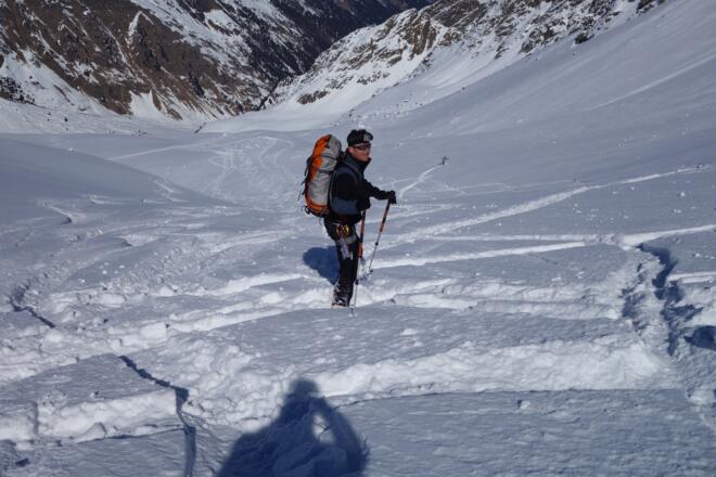Bei dieser Abfahrsvariante durch das Kuhgschwez hält man sich rechts, parallel zum Uelasgrat.