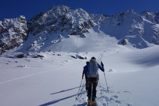 Das Kar rechts unterhalb der Uelasgratspitze ist unser Ziel.