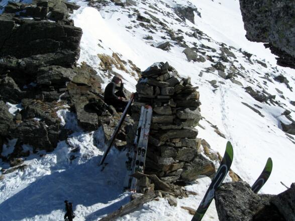 Auf der Scharte mit großem Steinmann.