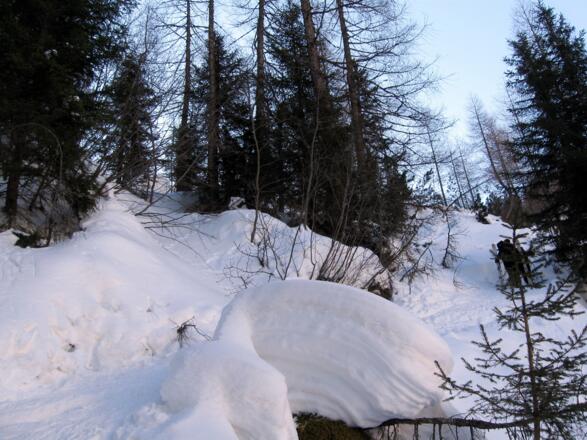 Diese Schlüsselstelle ist steil, schmal und oftmals vereist. Bei guter Schneeauflage kann sie jedoch mit Schiern begangen werden.