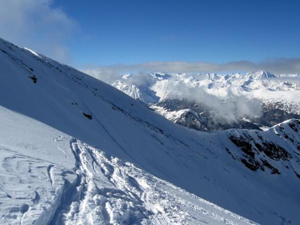 Am Ausstiegspunkt auf der Scharte. Im Hintergrund mit Wolkenhaube der Habicht.