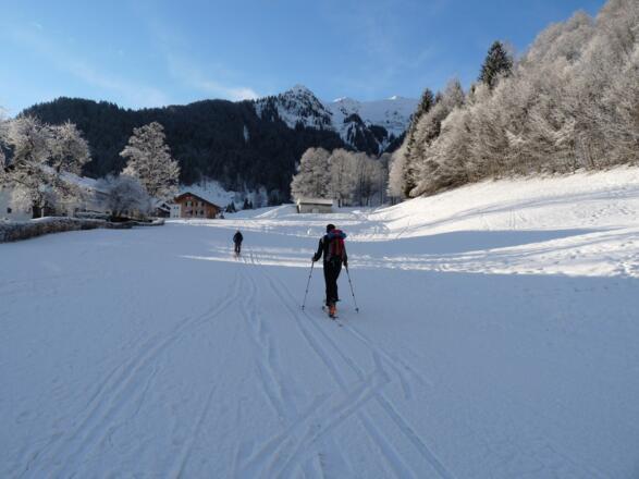 Westlich des Parkplatzes erfolgt der Anstieg neben den Häusern zum Eingang in das Gauertal.