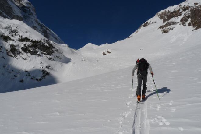 Nicht mehr weit ist es bis zum Öfatobel. Dahinter die Schneepyramide des Öfakopfes.