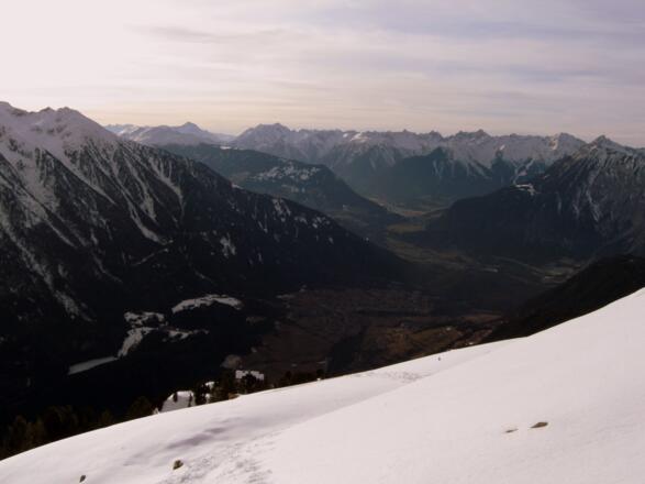 Am Gipfel. Grandiose Weitsicht über das Ötztal hinaus bis ins Oberinntal.