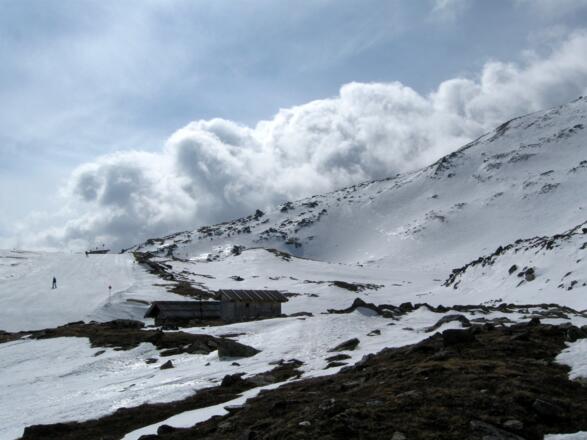In etwa bei dieser Hütte verläßt man den gesicherten Schiraum ins freie Gelände.