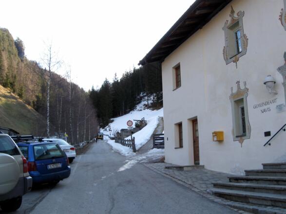 Vorbei am Gemeindeamt geht es ins Weirichtal.