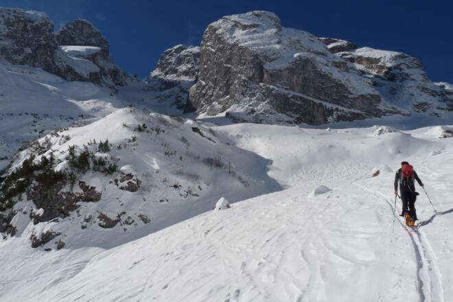 Im Öfatobel wenden wir uns in südliche Richtung und blicken dabei direkt auf den von Felswänden eingeschlosenen Eistobel.