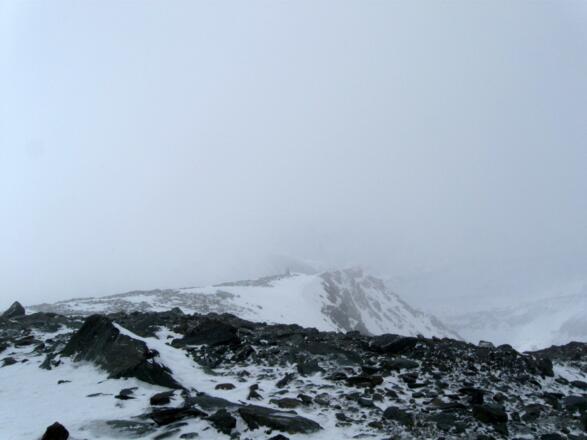 Die Ebene zwischen Erzherzog Johann Hütte und Großglockner. Hier wird das Schidepot errichtet.