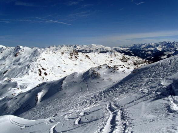 Rückblick über die Aufstiegsroute über den Grat und den zwei möglichen Querungen.