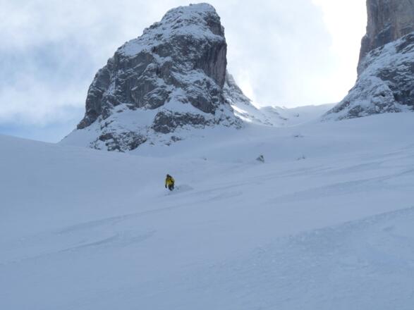 Abfahrt inmitten einer herrlichen Berg- und Felskulisse.