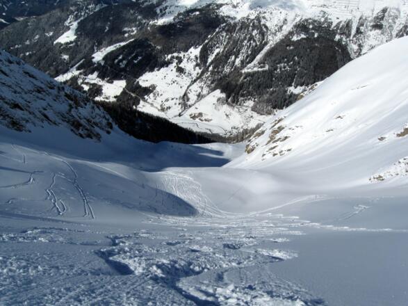 Bereit für die Abfahrt in die pulvergefüllte Rinne. Fahrspaß vorprogrammiert.