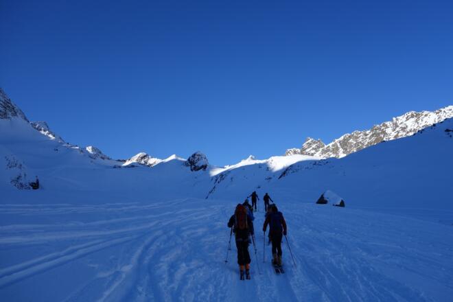 Im Stiergschwez weiter über den flachen Rücken rechts in das Hochtal Richtung Sommerwandferner. Hinten, links der Bildmitte, der Gipfel der Inneren Sommerwand 