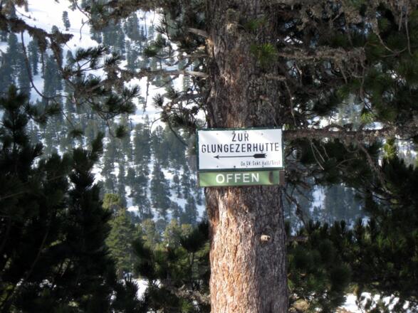 Hinweisschild zur Glungezerhütte.