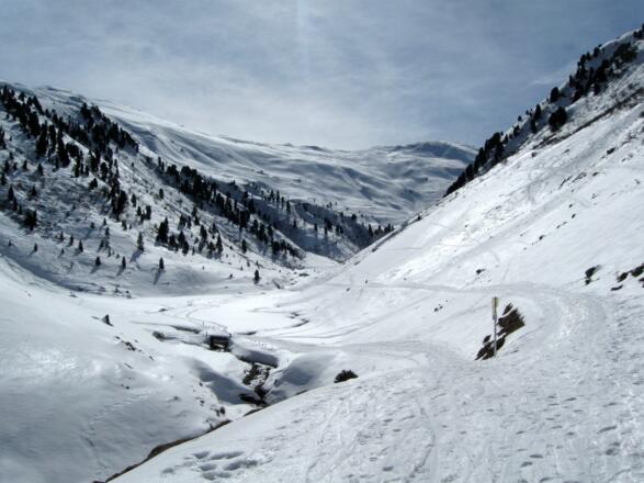 Schlußendlich geht es (wie hier) im besten Firn am Bach entlang zurück zum Ausgangspunkt.