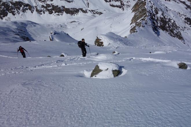Unten die Oberisserscharte. Eine Abfahrtsvariante zur Oberissalm beginnt gleich bei der Scharte (Spuren). Wir steigen noch knapp 300 Höhenmeter auf.