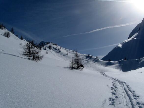 Hinten fast schon ein bißchen unscheinbar das Gipfelziel &quot;im Schatten&quot; der mächtigen Hohen Warte.