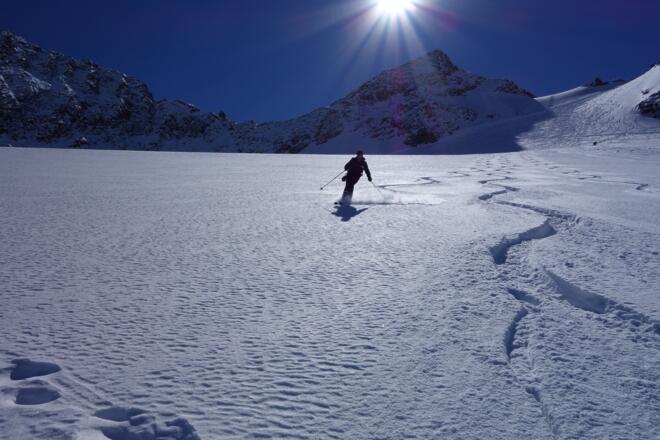 Abfahrt im lockeren Pulverschnee, hinten die Mittlere Kräulspitze.
