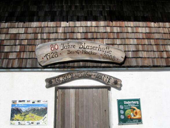 Eingangstür der im Winter geschlossenen Blaserhütte.