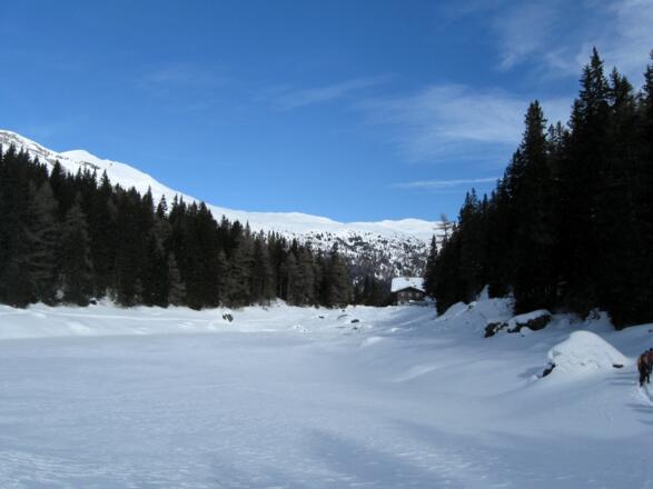 Der zugefrorene See auf der Höhe &quot;Maria im See&quot;, der kleinen Kirche in der Mitte des Sees.