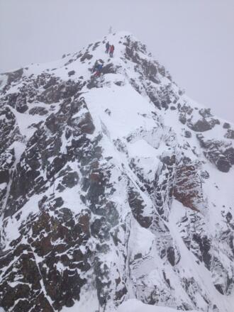 Blick vom Kleinglockner zum Gipfelkreuz.