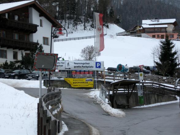 Oder man benutzt den P4, den ausgewiesenen Tourengeherparkplatz  oberhalb der Talstation.