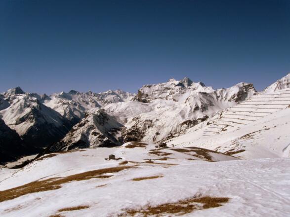 Blick vom Gipfel zur Blaserhütte. Dahinter unter anderem die mächtige Kirchdachspitze.
