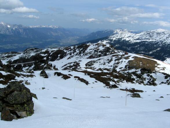 Entlang der Schneestangen geht es ohne Orientierungsschwierigkeiten abwärts.