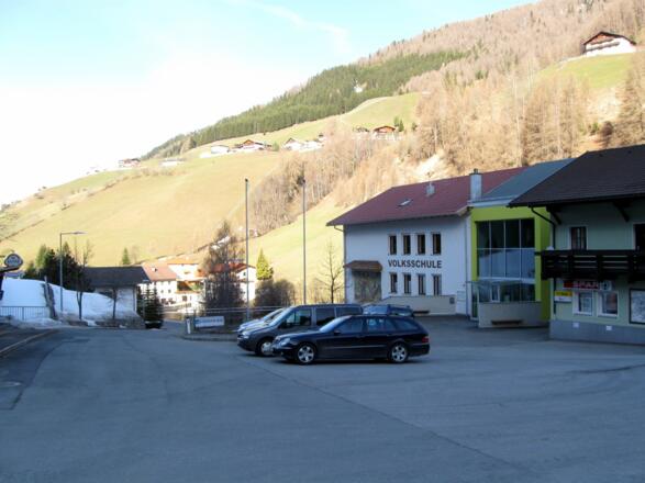 Start im Ortszentrum von Navis.