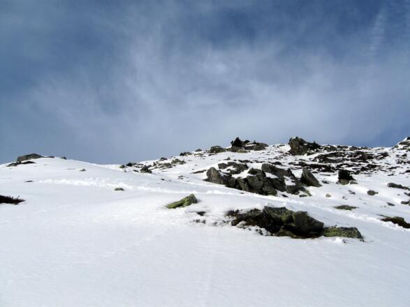 Die letzten Meter zum Gipfel sind meist steinig und wenig einladend. Mit ein wenig Geschick kommt man aber ohne Steinkontakt aufwärts und auch wieder abwärts.