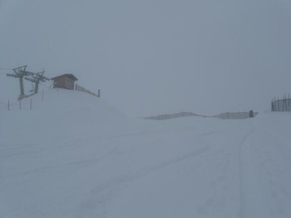 Am Schneezaun entlang orientiert man sich an der Bergstation dieses Sesselliftes und .... 