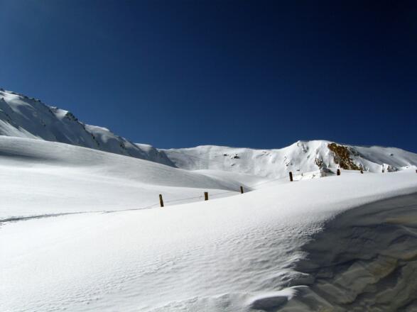 Auf der Höhe des Hochlegers sieht man das Gipfelziel (die flache Erhebung in der Mitte) und kann den Steilhang begutachten.