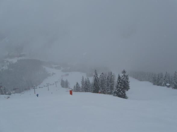 Die Abfahrt erfolgt (vor allem bei schlechter Sicht) über das weitläufige Pistennetz der Christlum Lifte.