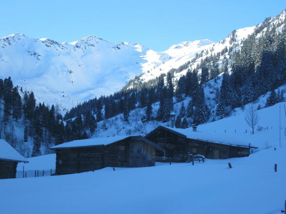 Die Tiefentalalm, der Torhelm ist schon näher gerückt