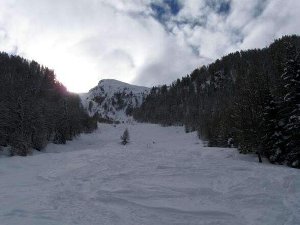 Am Beginn der Jeneweinrinne, die sich bis zum Ausstieg in die Scharte hinaufzieht.