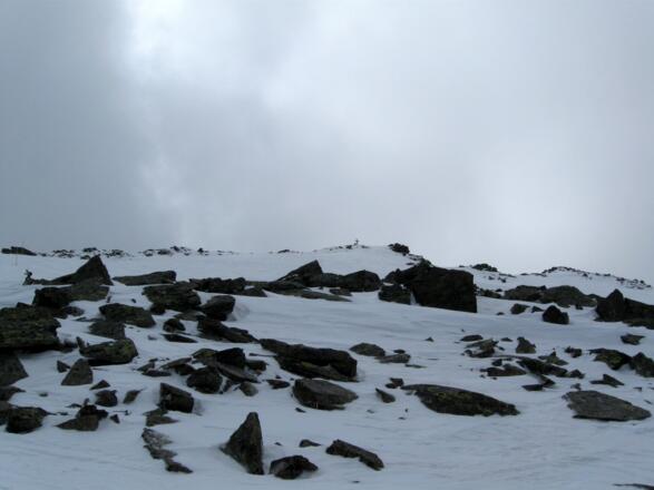 Bald schon kommt das Gipfelkreuz der Sonnenspitze ins Blickfeld.