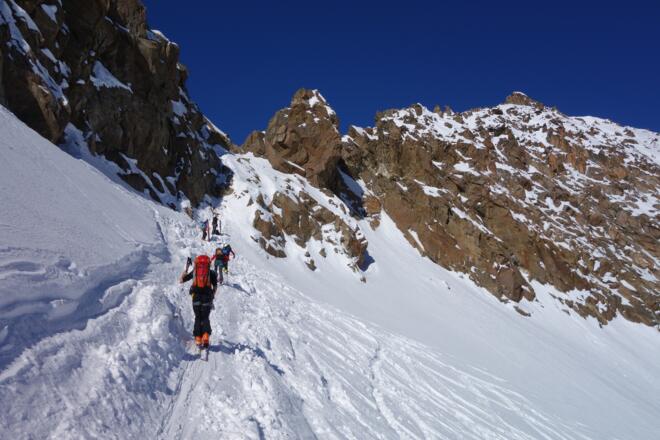 Kurz vor dem Skidepot. Gut sichtbar nun der Gipfelgrat zur Inneren Sommerwand.