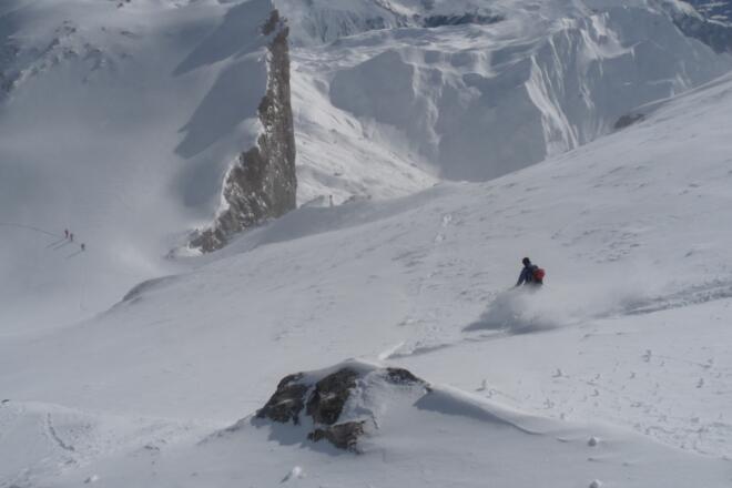 Die ersten Schwünge versprechen herrlichen Pulver.