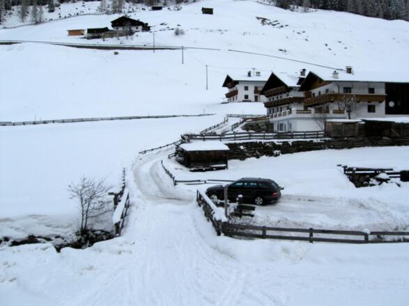 Beginn am kleinen Parkplatz direkt bei einer Brücke neben dem Bach unterhalb der Hauptstraße.