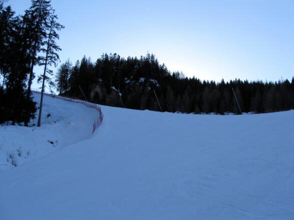 Recht steil und rasch an Höhe gewinnend geht es aufwärts.