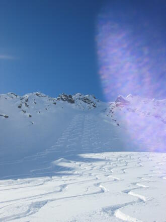 Abfahrt durch eine steile Rinne